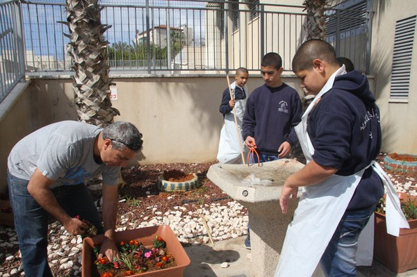 مشاريع خيرية متنوعة قام بها طلاب أجيال الثانوية في يوم الأعمال الطيبة